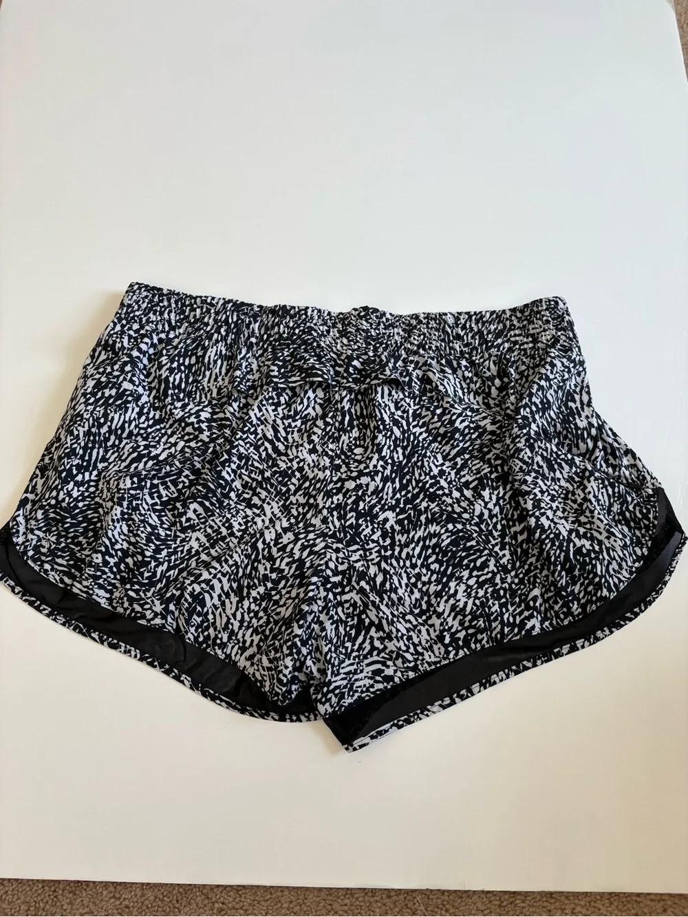Athleta Printed Mesh Racer Run Shorts Black White Size XL 4”